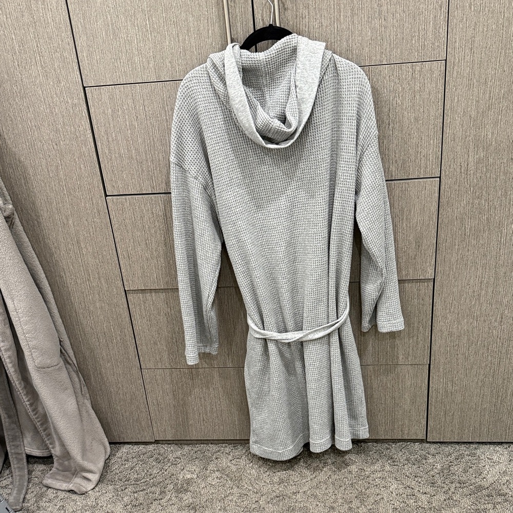 Ralph Lauren Gray Waffle Knit Robe with Logo - Picture 4 of 4